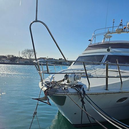 Nuit Insolite Bateau A Quai - Port Saint Louis Du Rhone מראה חיצוני תמונה