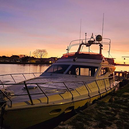 Nuit Insolite Bateau A Quai - Port Saint Louis Du Rhone מראה חיצוני תמונה