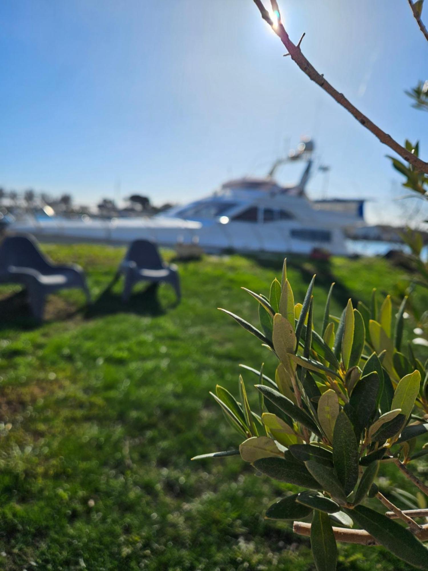 Nuit Insolite Bateau A Quai - Port Saint Louis Du Rhone מראה חיצוני תמונה