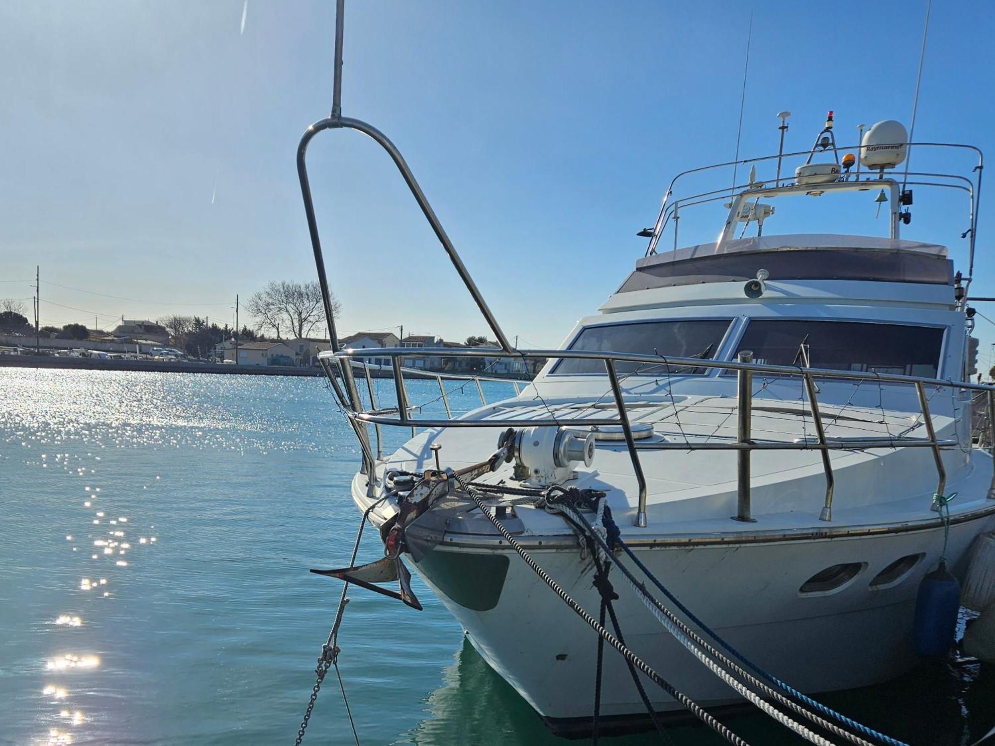 Nuit Insolite Bateau A Quai - Port Saint Louis Du Rhone מראה חיצוני תמונה