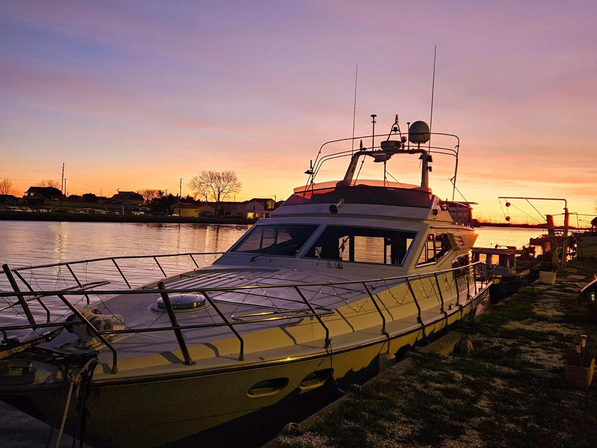 Nuit Insolite Bateau A Quai - Port Saint Louis Du Rhone מראה חיצוני תמונה