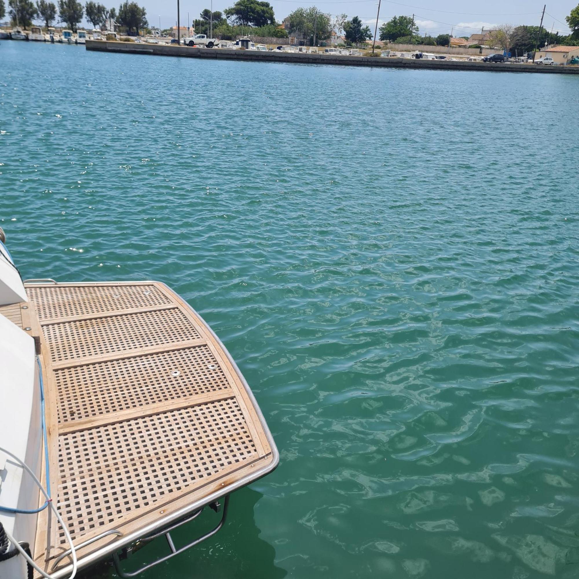 Nuit Insolite Bateau A Quai - Port Saint Louis Du Rhone מראה חיצוני תמונה