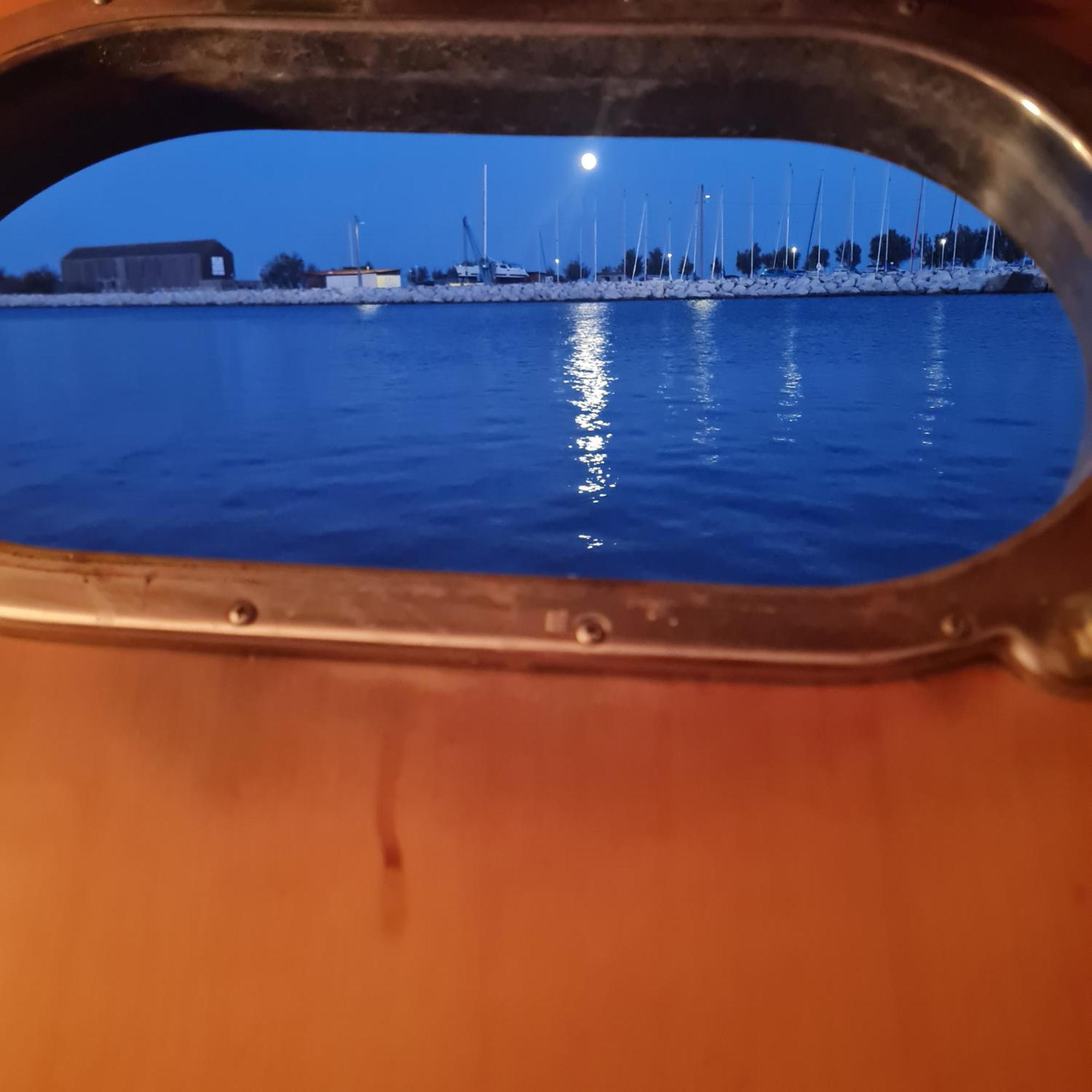Nuit Insolite Bateau A Quai - Port Saint Louis Du Rhone מראה חיצוני תמונה