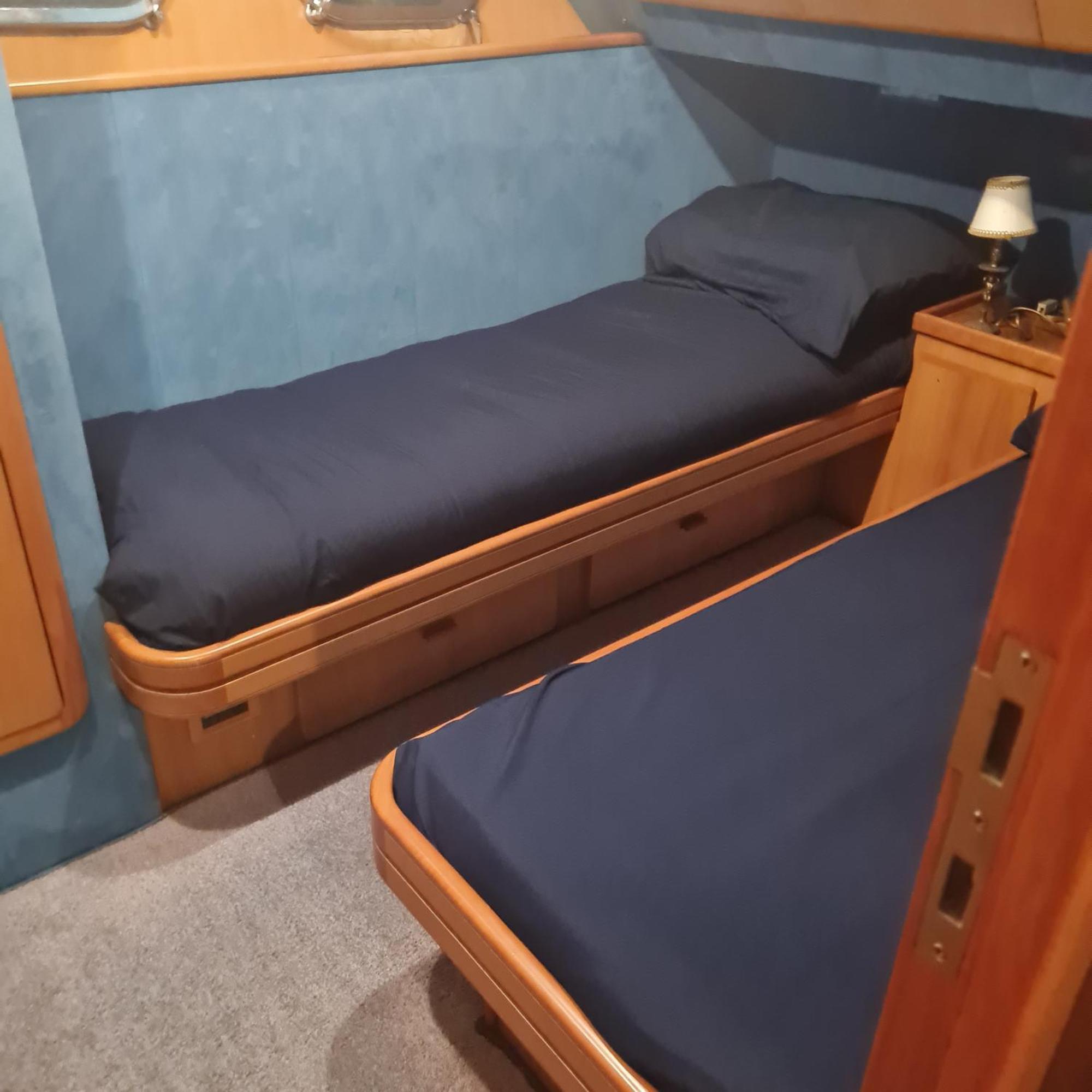 Nuit Insolite Bateau A Quai - Port Saint Louis Du Rhone מראה חיצוני תמונה