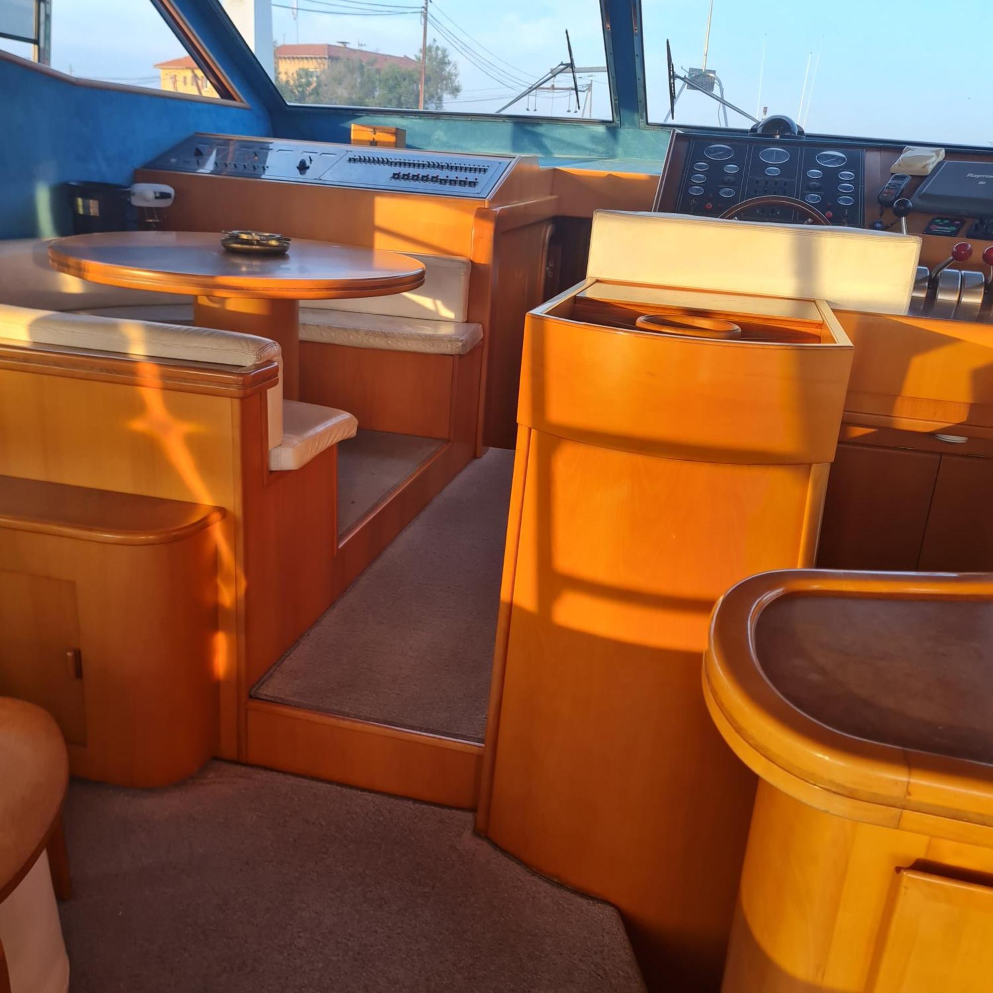Nuit Insolite Bateau A Quai - Port Saint Louis Du Rhone מראה חיצוני תמונה