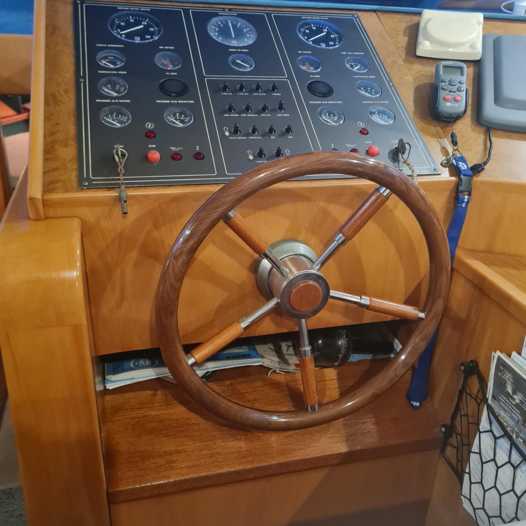 Nuit Insolite Bateau A Quai - Port Saint Louis Du Rhone מראה חיצוני תמונה